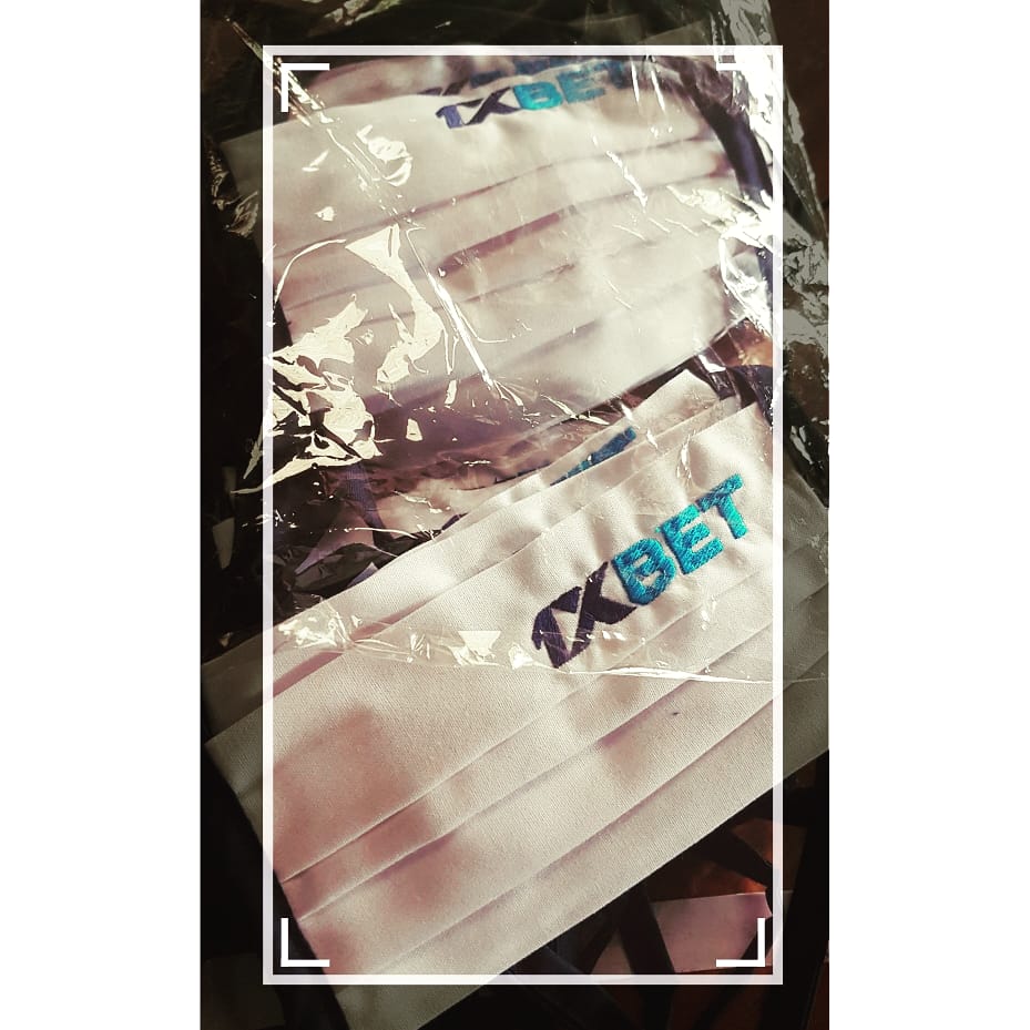 bar_zad's tweet photo. 1XBET partnering with MASKS BAR as a public spot for distributing FREE MASKS.
Together against COVID-19
#freemasks #1xbetcameroun #2getheragainstcovid19 #strongertogether #wearingmaskssaveslives #ucanhelp #bastos #yaoundecameroon https://t.co/pXWLPaSBmN