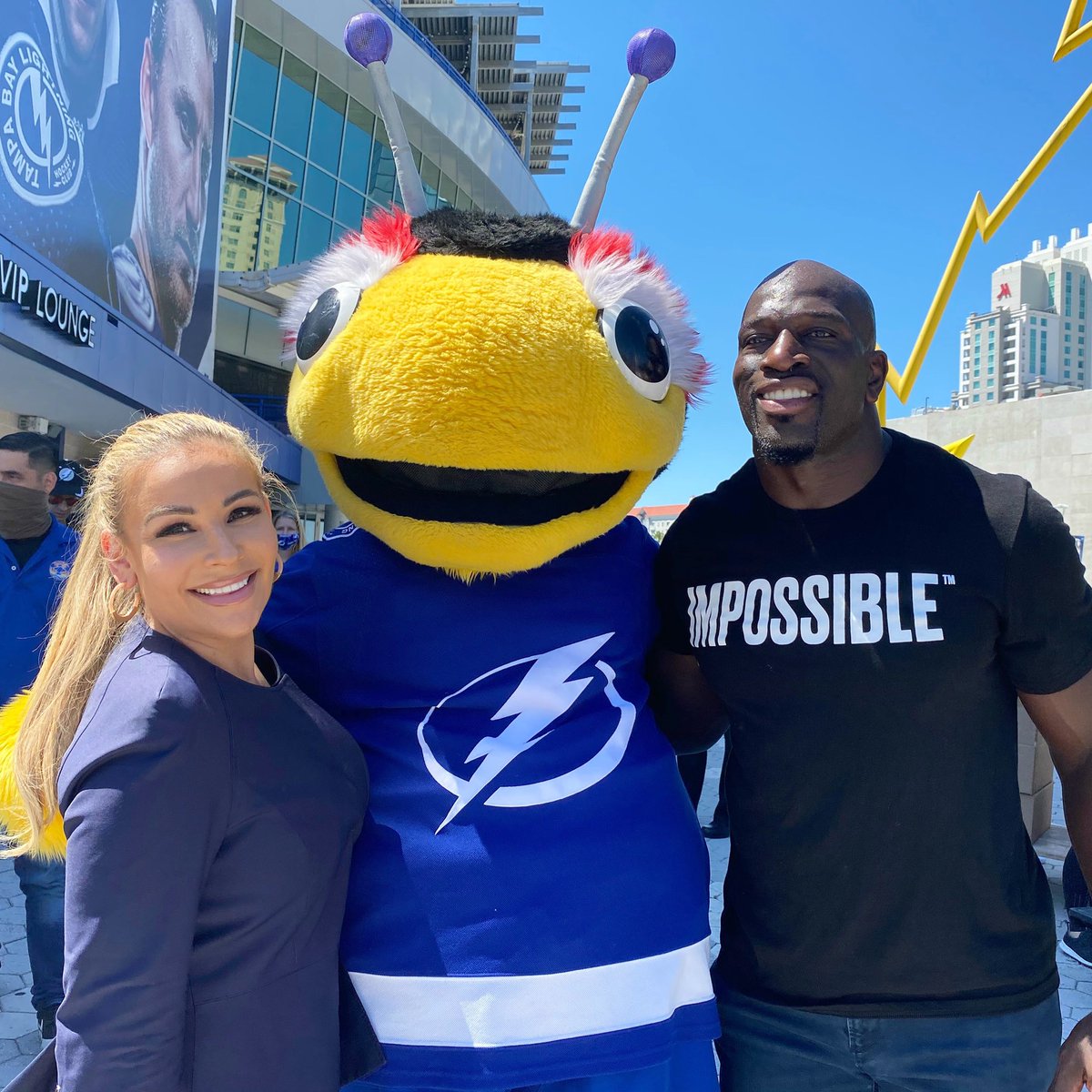 NatbyNature's tweet photo. We had an amazing afternoon helping provide food for nearly 5,000 frontline heroes in Tampa💙 @SashaBanksWWE @TitusONeilWWE https://t.co/Ig0WYLxdxU