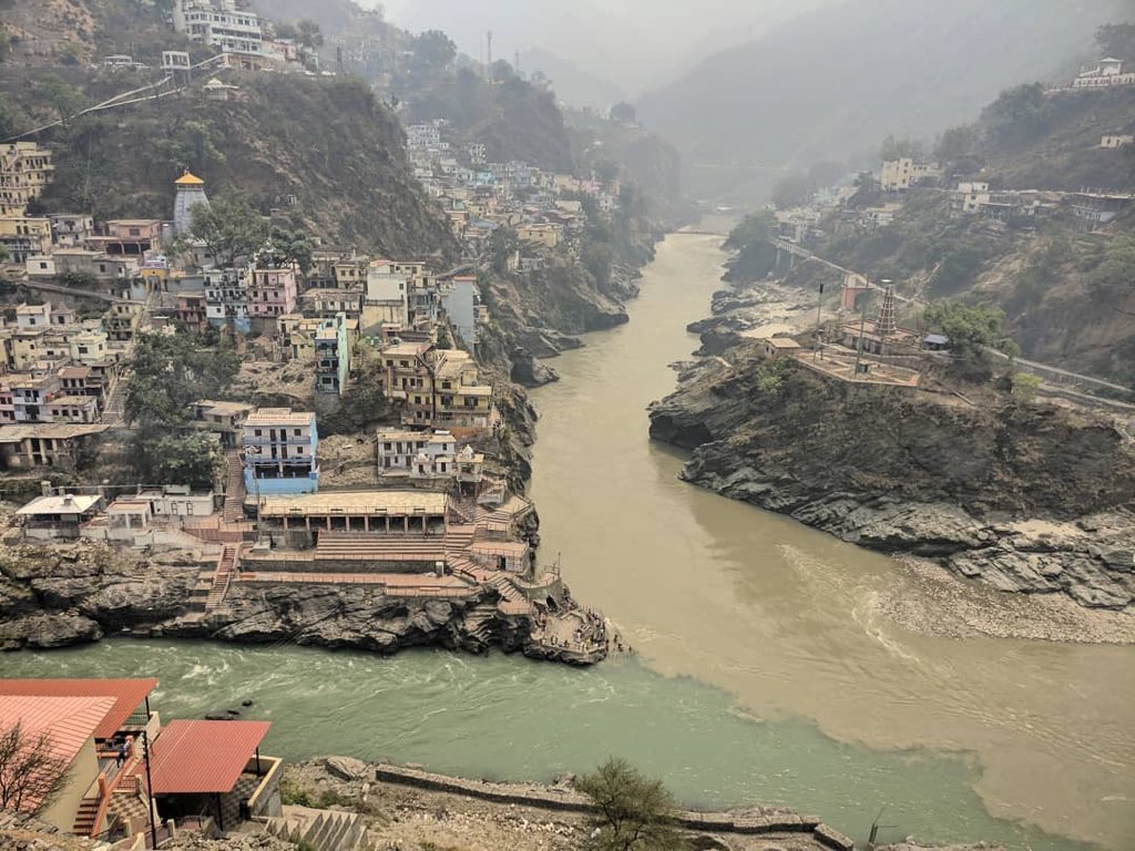 OjhaNil's tweet photo. Confluence of Bhāgīrathī and Alakanandā to form Maa Ganga at Devaprayag. https://t.co/vXgCZLdXiM