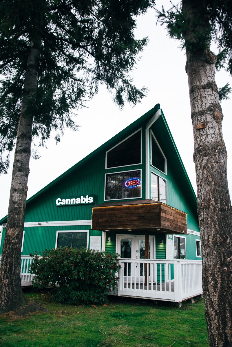 westernbud's tweet photo. We sure love our cozy #Bellinghome. From the cabin-inspired architecture to deep green color, we always feel at home in the shop. We're still here with adjusted hours from 11 AM to 7 PM, but will resume our normal hours on May 3. 💚🙌🏼🌲 #WesternBud https://t.co/PMUHQafTly