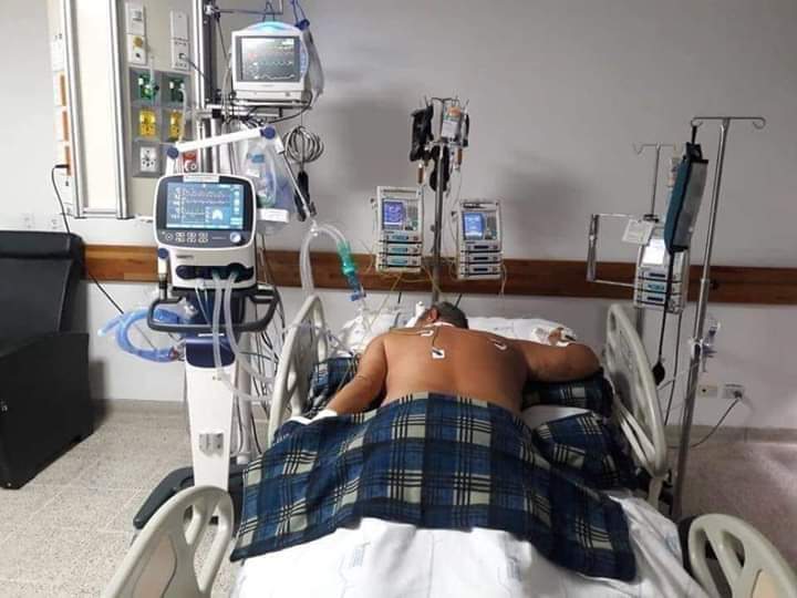 DebiaEduardo's tweet photo. LA VENTILACIÓN MECÁNICA
NO ES UNA MÁSCARA DE OXÍGENO PUESTA EN LA BOCA.. mientras el paciente está cómodamente acostado.
ES INVASIVA, es una entubación dolorosa - que por eso se hace bajo anestesia - y consiste en quedarse de 2 a 3 semanas SIN MOVERSE. Sigue hilo.. https://t.co/F3FubXsmZu