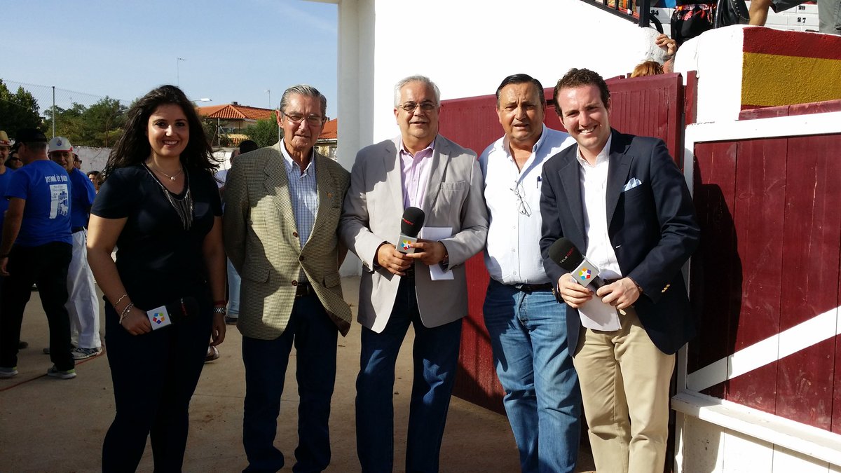 mmoncholi's tweet photo. La presencia de ganaderos (Hernández Plá, Victorino Martín, Martín Peñato, Víctor Huertas...) y representantes aficionados (Emilio Morales, Pepe Carlos Fernández y otros) como comentaristas es algo que siempre tuve en cuenta para el análisis y defensa del comportamiento del toro. https://t.co/iqihhBe5h7