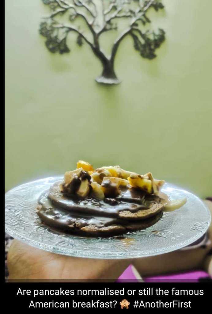 Hazel_Blink's tweet photo. Acha suno! Maine bhi kuch fancy banaya aj, kaafi peer pressure tha 😌
#firstpancake https://t.co/ZmHvMULkHK