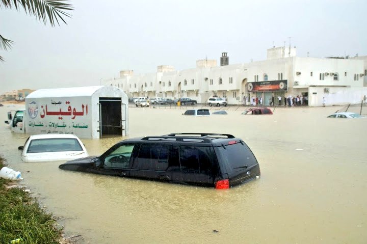 walmoon's tweet photo. 📍من الذاكرة بما اننا في شهر مايو ..

 غرق شوارع الرياض 3 مايو 2010 (19/5/1431)
توايخ الطقس ترصد ميلادي .
من اكثر الشهور في غزارة المطر للوسطى ابريل ومايو https://t.co/hM1FGJMGjB