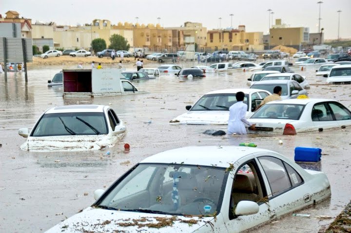 walmoon's tweet photo. 📍من الذاكرة بما اننا في شهر مايو ..

 غرق شوارع الرياض 3 مايو 2010 (19/5/1431)
توايخ الطقس ترصد ميلادي .
من اكثر الشهور في غزارة المطر للوسطى ابريل ومايو https://t.co/hM1FGJMGjB