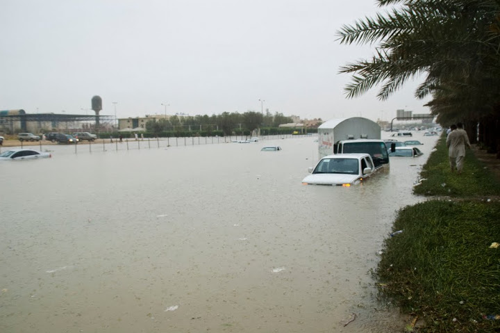 walmoon's tweet photo. 📍من الذاكرة بما اننا في شهر مايو ..

 غرق شوارع الرياض 3 مايو 2010 (19/5/1431)
توايخ الطقس ترصد ميلادي .
من اكثر الشهور في غزارة المطر للوسطى ابريل ومايو https://t.co/hM1FGJMGjB