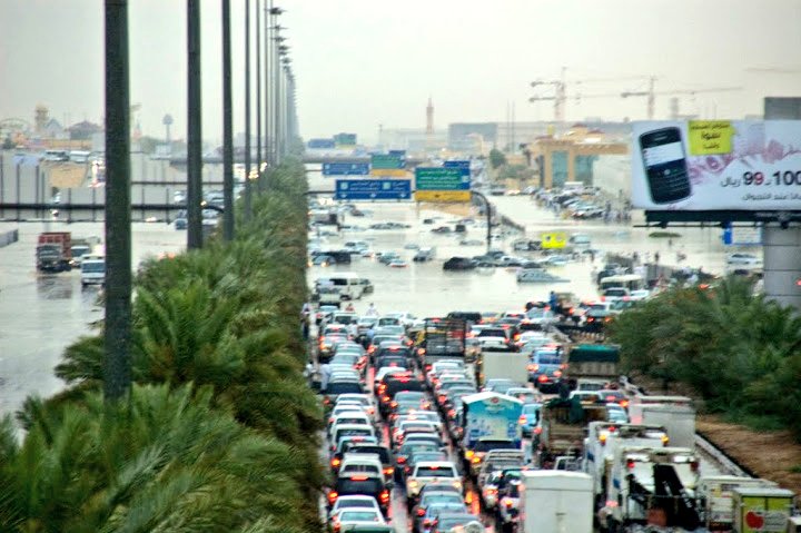 walmoon's tweet photo. 📍من الذاكرة بما اننا في شهر مايو ..

 غرق شوارع الرياض 3 مايو 2010 (19/5/1431)
توايخ الطقس ترصد ميلادي .
من اكثر الشهور في غزارة المطر للوسطى ابريل ومايو https://t.co/hM1FGJMGjB