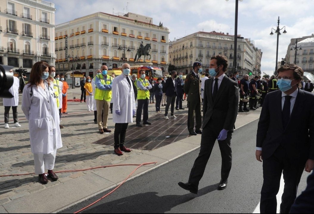 juantorreslopez's tweet photo. Casado es ridículo pero que haya sanitarios que se dejen pasar revista por quien no tiene competencias para ello es sencillamente humillante. https://t.co/rAprFksiWy
