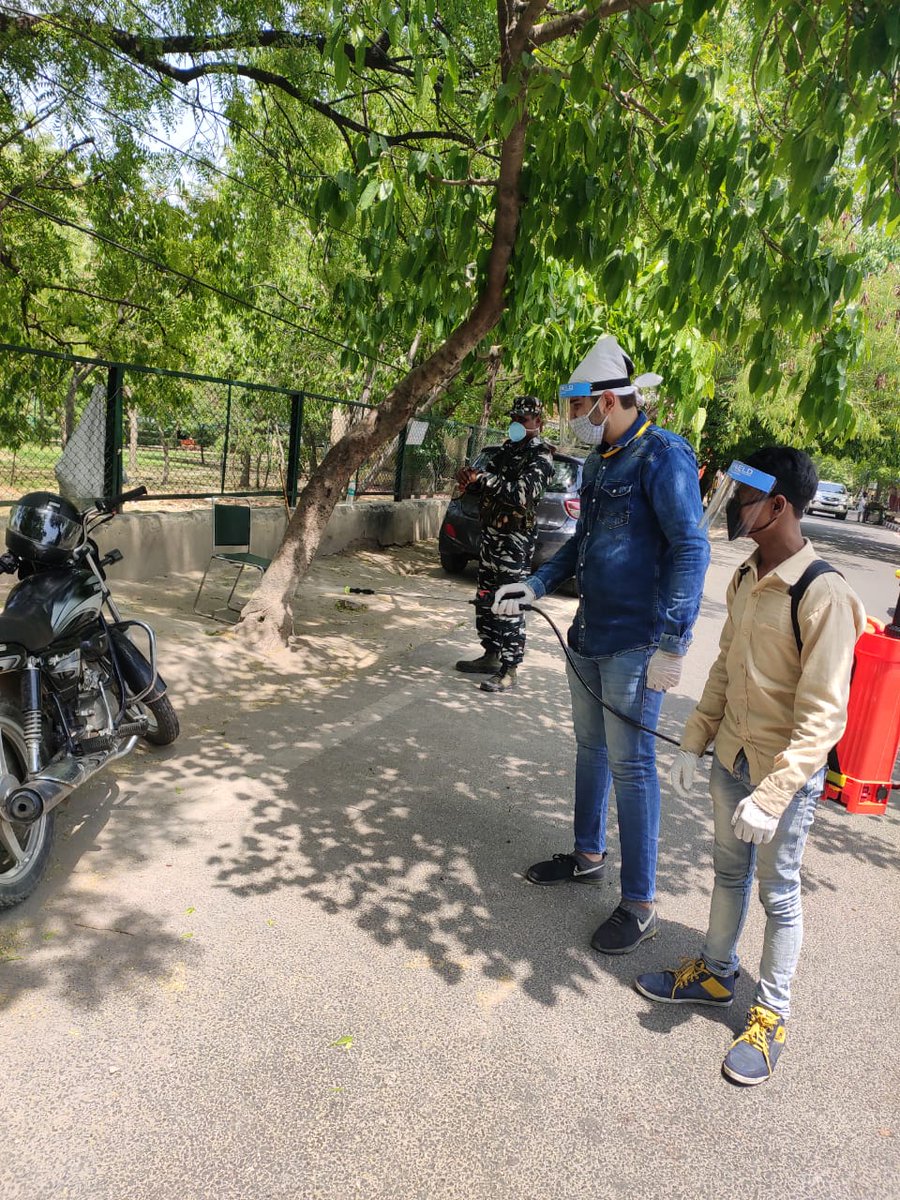 AviSinghal31's tweet photo. Pooja of Humanity NGO has started sanitizing Police Barricades &amp; places to keep our Jawans safe &amp; Healthy. We are committed to serve them in any situation. #DelhiPolice #DilKiPolice @DelhiPolice @CPDelhi @DCPSHAHDARA @ShahdaraAddlDCP @shofarshbazar @KwatraKeshav
Salute 🇮🇳🙏 https://t.co/uJIdlYlhLc