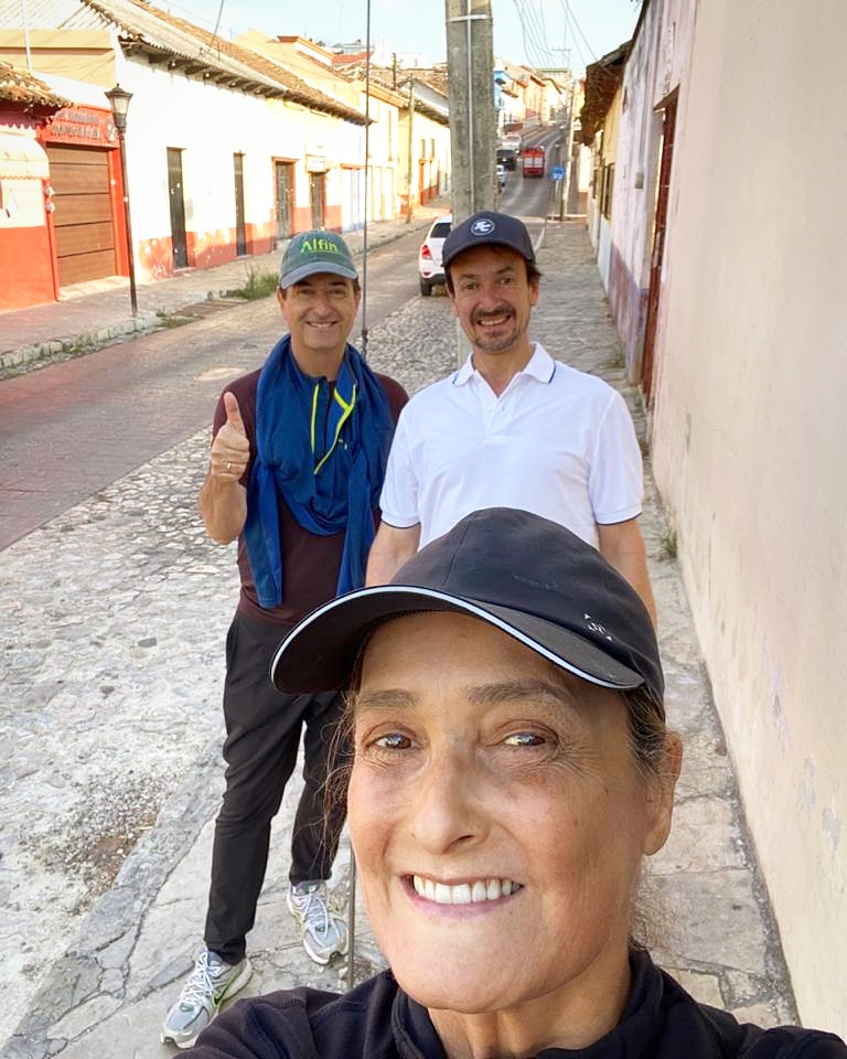 PatyArmendariz's tweet photo. Con mis hermanotes recorriendo el pueblo donde nacimos. Comitán, Chiapas. https://t.co/W2QQPtdfiC
