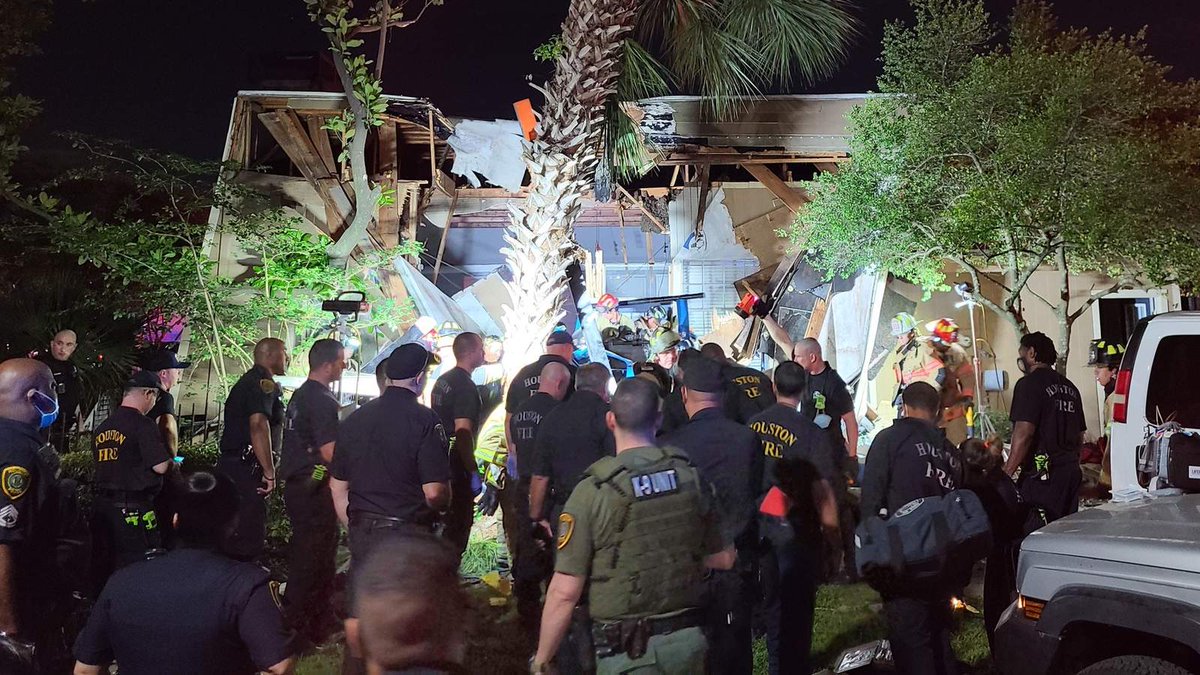 Ktsu2N's tweet photo. A Houston Police Department helicopter crashes into an apartment complex in north Houston early Saturday morning, leaving one officer dead and the other injured. #KTSU2News #HoustonNews #TwitterNewsChat #Houston https://t.co/37FgypUTwO