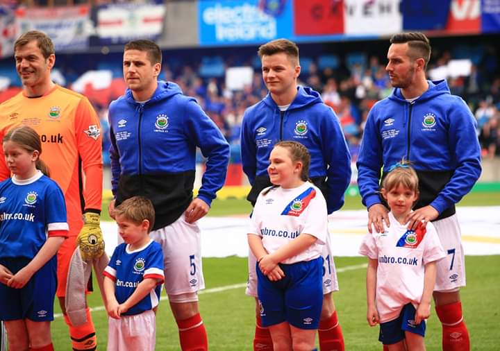 OfficialBlues's tweet photo. π·The teams are out ahead of the 2017 Irish Cup Final. #AsLive #WaterworthWeek https://t.co/Rjy5iyHtbS