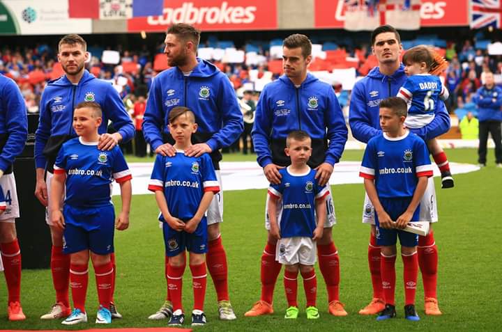 OfficialBlues's tweet photo. π·The teams are out ahead of the 2017 Irish Cup Final. #AsLive #WaterworthWeek https://t.co/Rjy5iyHtbS