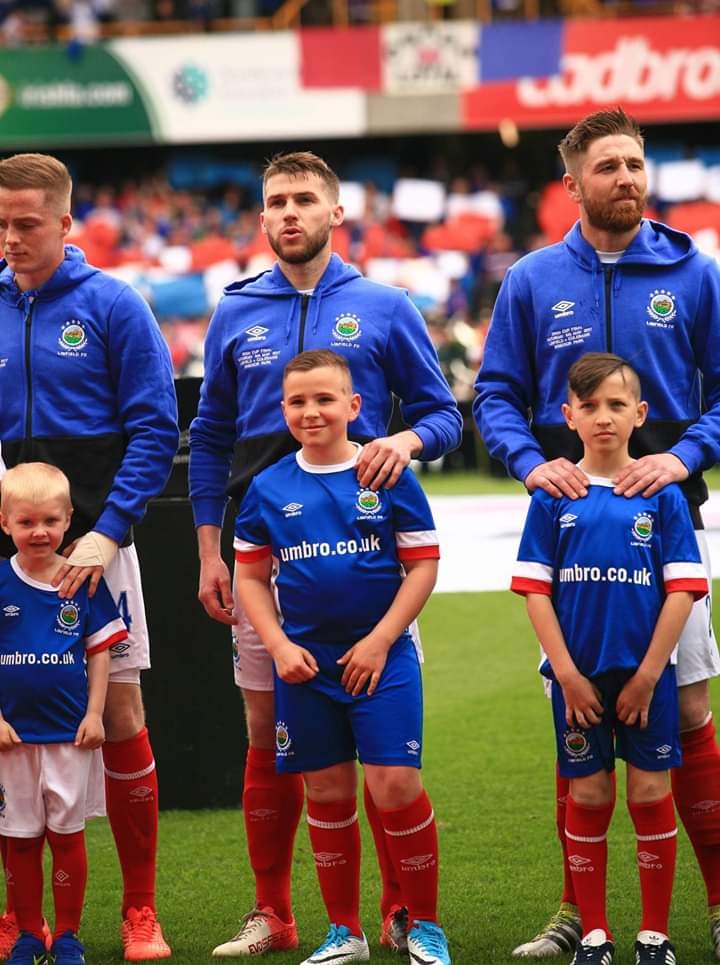 OfficialBlues's tweet photo. π·The teams are out ahead of the 2017 Irish Cup Final. #AsLive #WaterworthWeek https://t.co/Rjy5iyHtbS