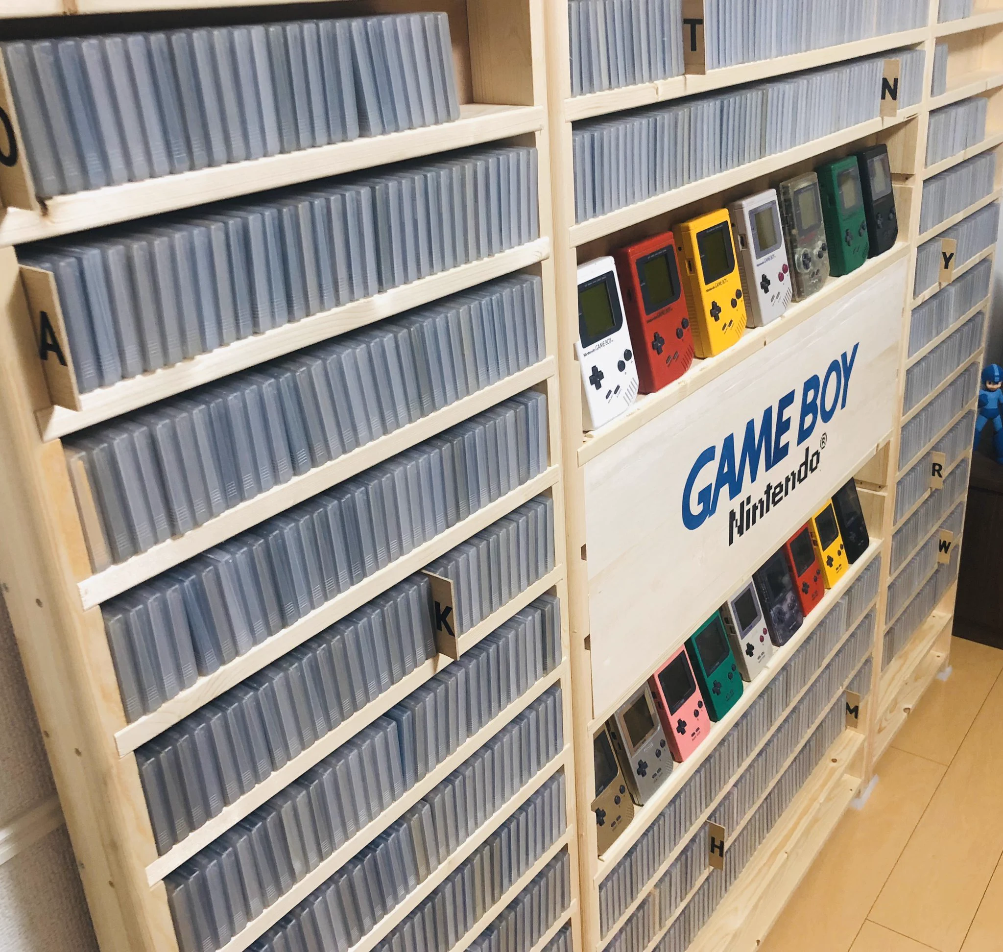 ゲームボーイソフトのコレクター、DIYでとんでもない専用棚を作成ｗｗｗ