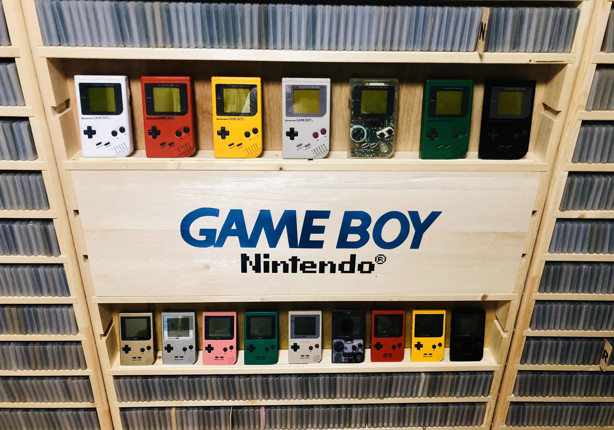 ゲームボーイソフトのコレクター、DIYでとんでもない専用棚を作成ｗｗｗ