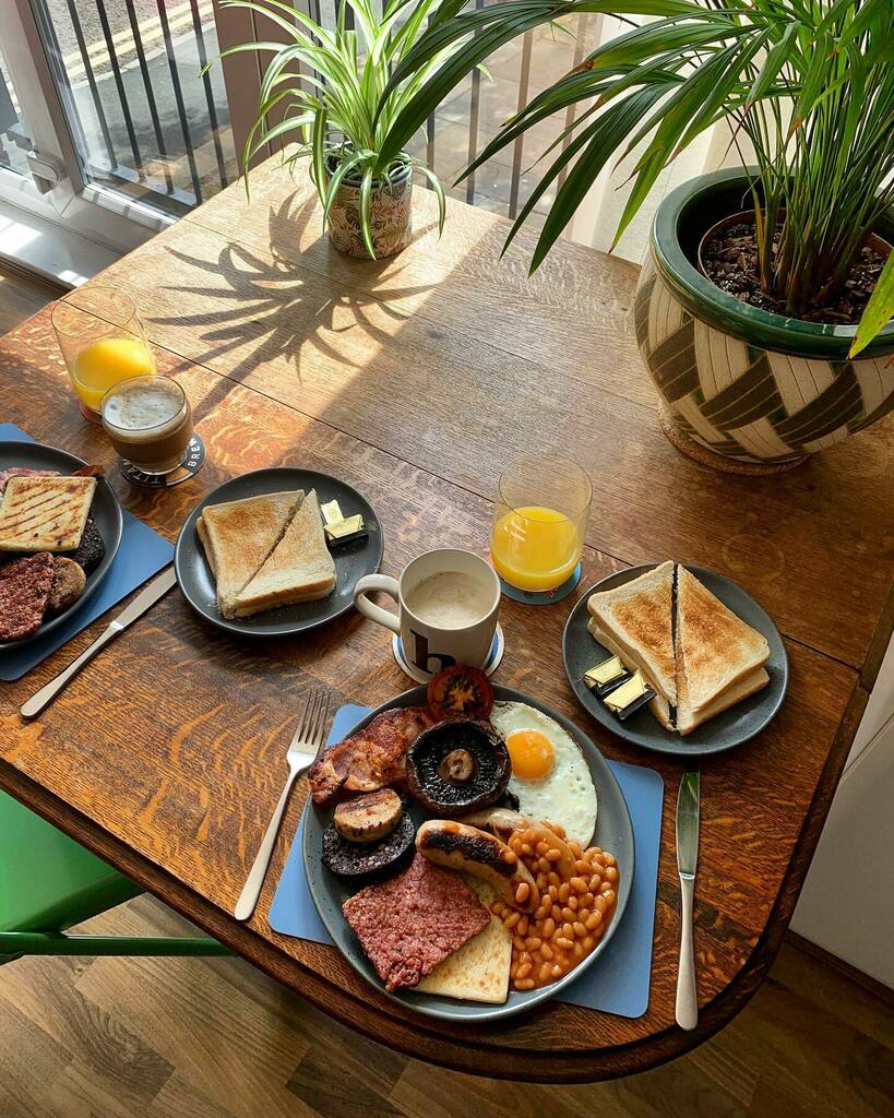 harrilou's tweet photo. The hangover after a birthday in lockdown is real (especially at 33 😰). @danny_qotsa ordering a @thekoffeepot fry up box was a fantastic idea 🍳🥓🍄🍞 and now I nap. #lockdownbirthday #fryup #koffeepot https://t.co/iHu3mCGkpi https://t.co/QpF42j13WA