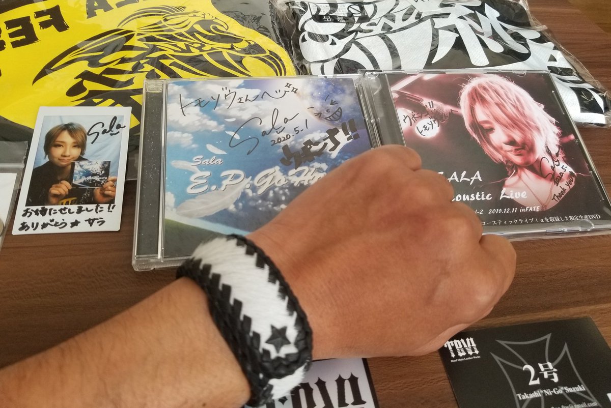 9_chage's tweet photo. @sala_saku 
きたーーー‼️きたーーー‼️北の大地にも届きました😁これで１人紗良フェス開催しまーす😁Acoustic LiveのDVD　見まくりです😁
ファーブレスレットもサイズぴったりでした❗E.P.GoHomeも堪能しております🎵
そう。僕ぁ幸せです❗ウボンゴ‼️ https://t.co/CmvoR59Jer