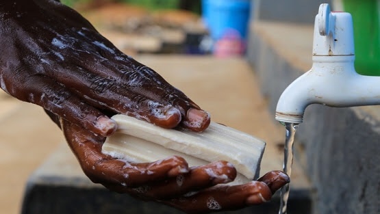 À l’heure où les pays africains font face à l’épidémie du Coronavirus (COVID-19), il est temps de remettre la crise de l’eau au cœur des priorités de nos responsables politiques. blogs.worldbank.org/fr/nasikiliza/… via <a href="/BM_Afrique/">Banque mondiale AFR</a>