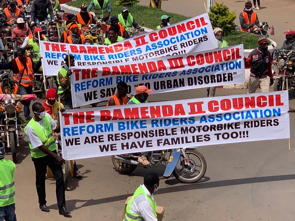 HonneurFidelite's tweet photo. Ce 1er mai 2020 manifestation monstre des moto-taxi de #Bamenda qui affichent clairement leur choix pour l’ordre et la responsabilité https://t.co/1rxQzb8s9M