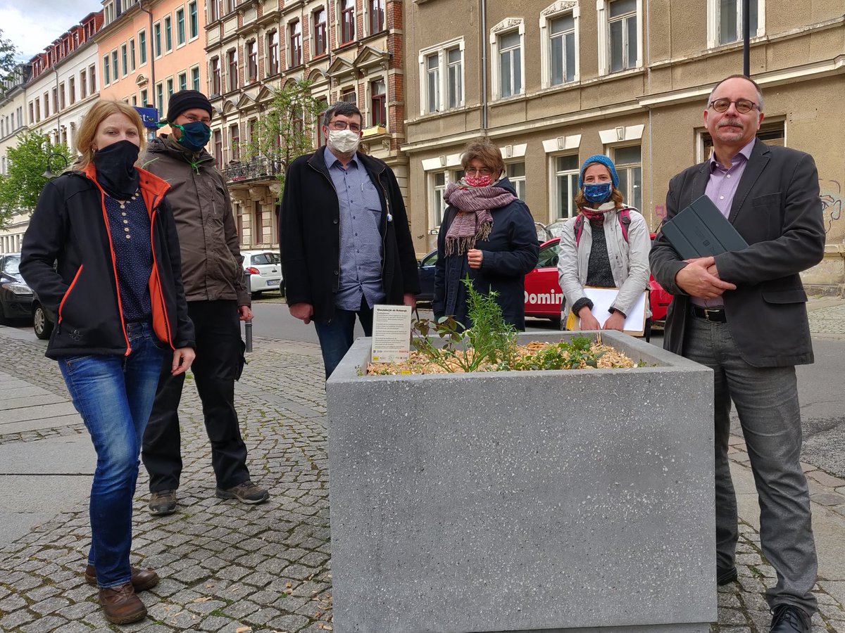 Stadtgaerten's tweet photo. Heute bepflanzen Anwohner die neuen Pflanzkübel auf der #Hechtstraße in #Dresden mit verschiedensten, teils exotischen Kräutern. Auch die Verwaltung war mit dabei ♥️#ZSDD #Zukunftsstadt #Partizipation https://t.co/Dk7c2mFNVT