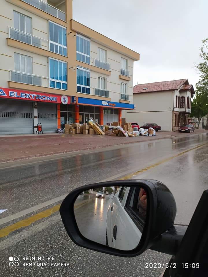 TrNext's tweet photo. @mngkargo bu MNG Konya Mevlana  Şubesinin hali ne olacak ??? Milletin ürünleri su gibi oldu  içeride yerde yok.. https://t.co/qncwq9Ubqs