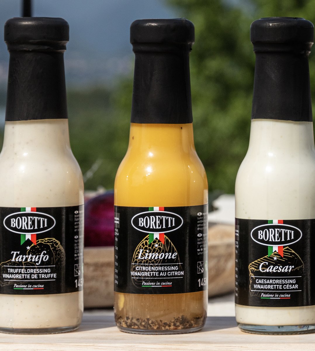 Ben jij op zoek naar een lekkere sladressing? Met de Tartufo, Limone of de Ceaser maak jij een overheerlijke salade! 🥗Welke zou jij kiezen? #Boretti #PassioneInCucina #SlaDressing #Salade #Foodies #WatEtenWeVandaag #Koken #GezondEten