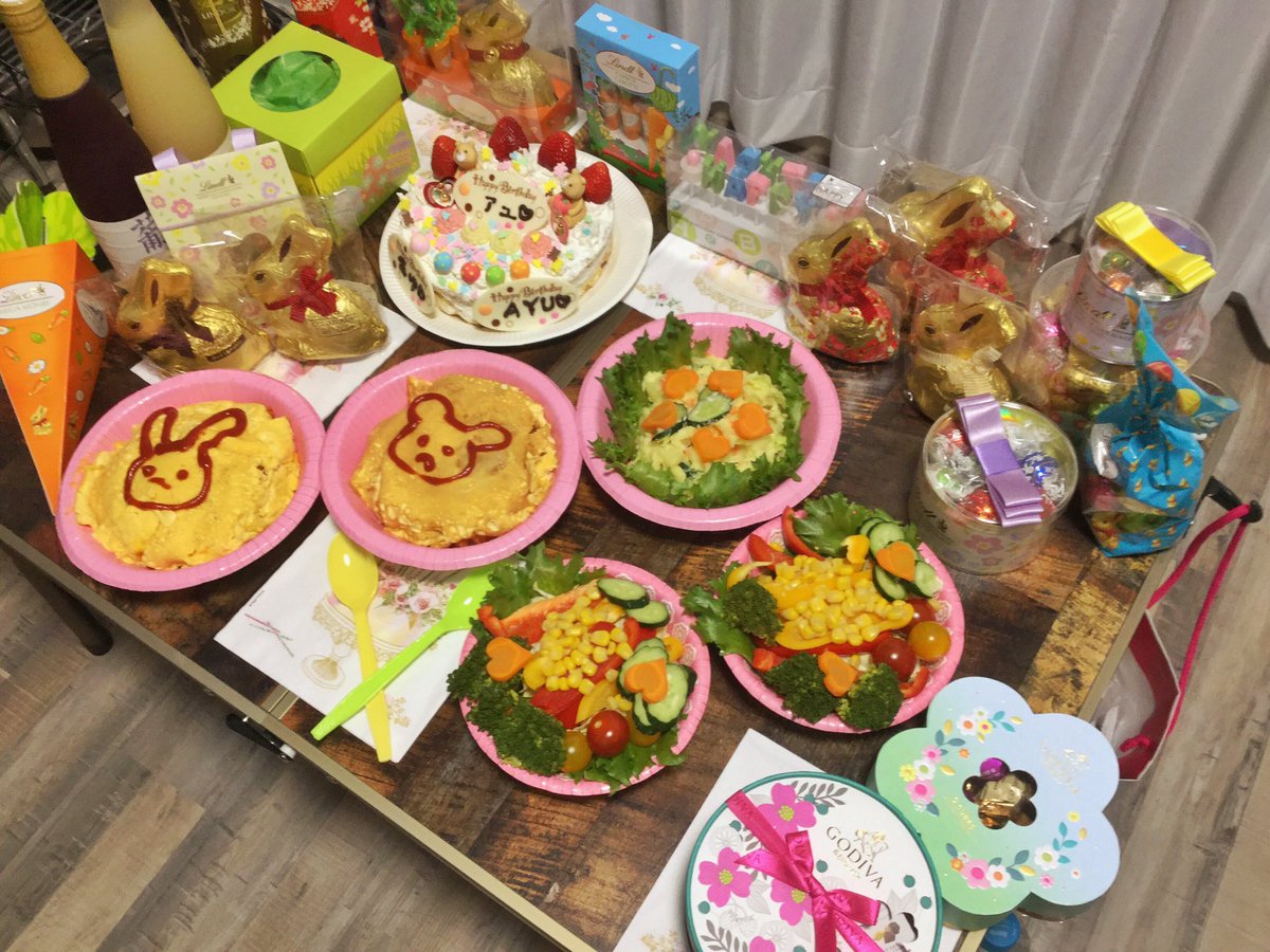 ひろ Pa Twitter 嫁さんの誕生日パーティー2日目 飾り付けは昨日から少し変えた 今日の料理はほぼ自作 机に並べられてるのは 嫁さんの欲しがってた大量のチョコレート 今年の誕生日はコロナの影響で家で祝うことになったけど 喜んでもらえてよかった