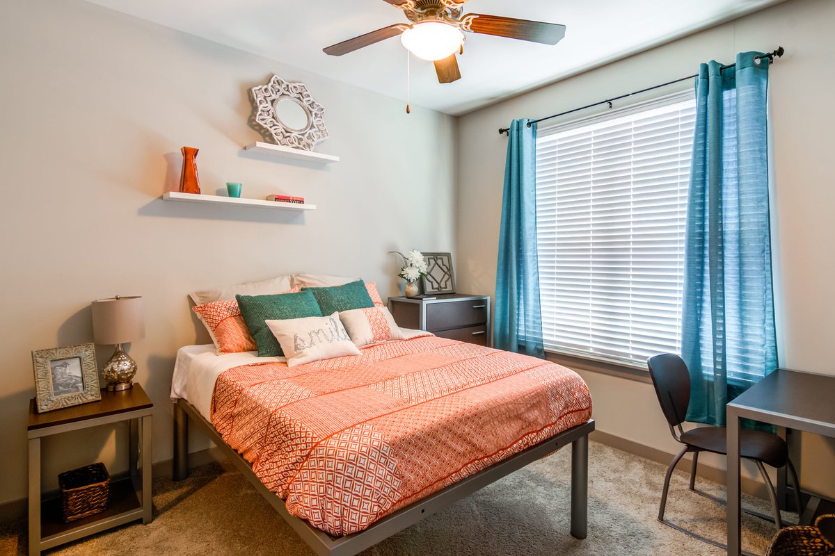 TheStandard_STL's tweet photo. Did you know that every Bedroom at The Standard has its own private Bathroom?

We only have 4 spots left for Fall 2020, call us today! 

#livethestandardstlouis https://t.co/OflWVgvpiL