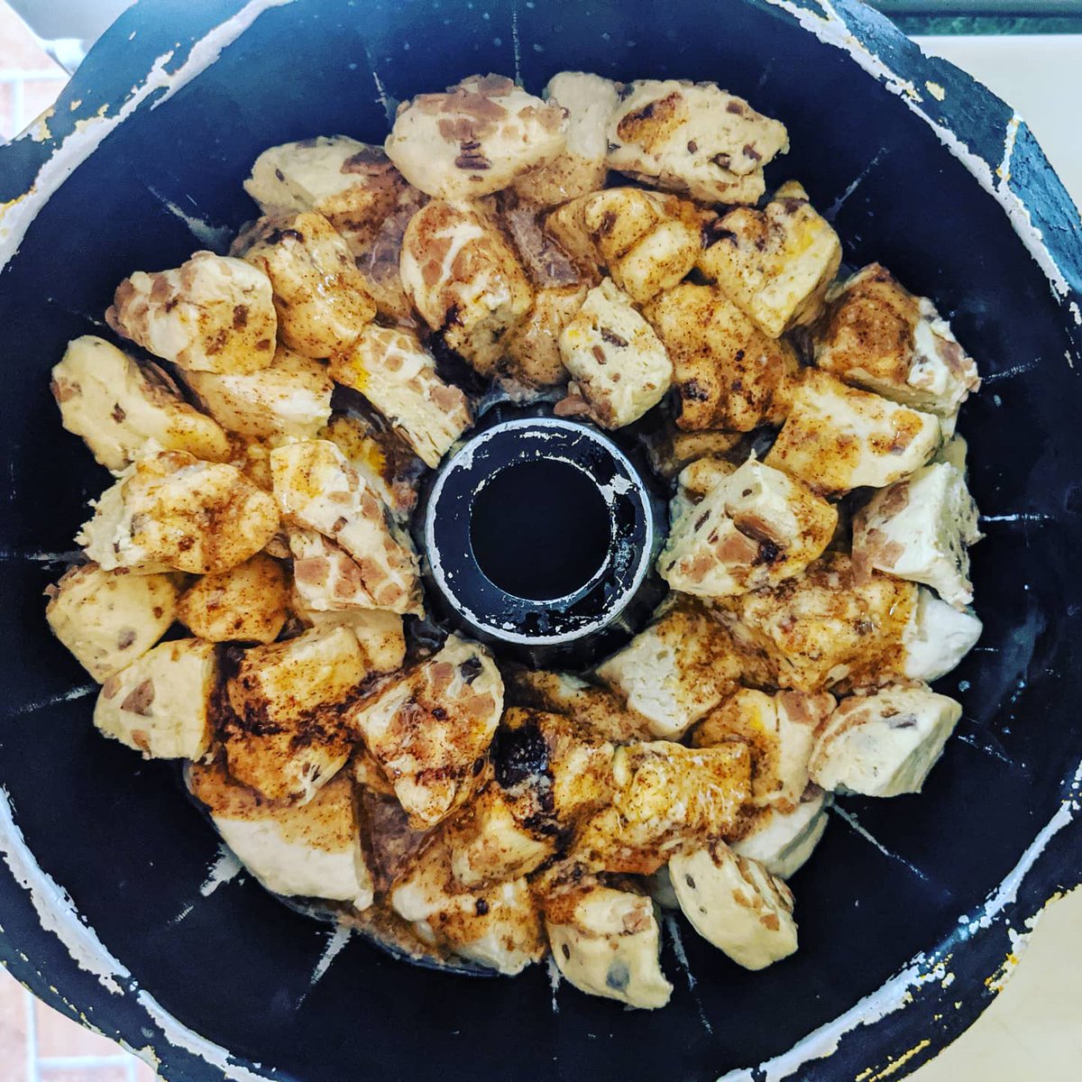 CozyCutiesTV's tweet photo. This yummy looking thing is #monkeybread perfect #breakfastsnack and it is easy to make
#relaxinglife #stayhome #bakedgoods #enjoylife #dowhatyoulove #biscuits #cinnamonrolls #butter #suger #cinnamon #bunpan https://t.co/B7rDkJ6SXB