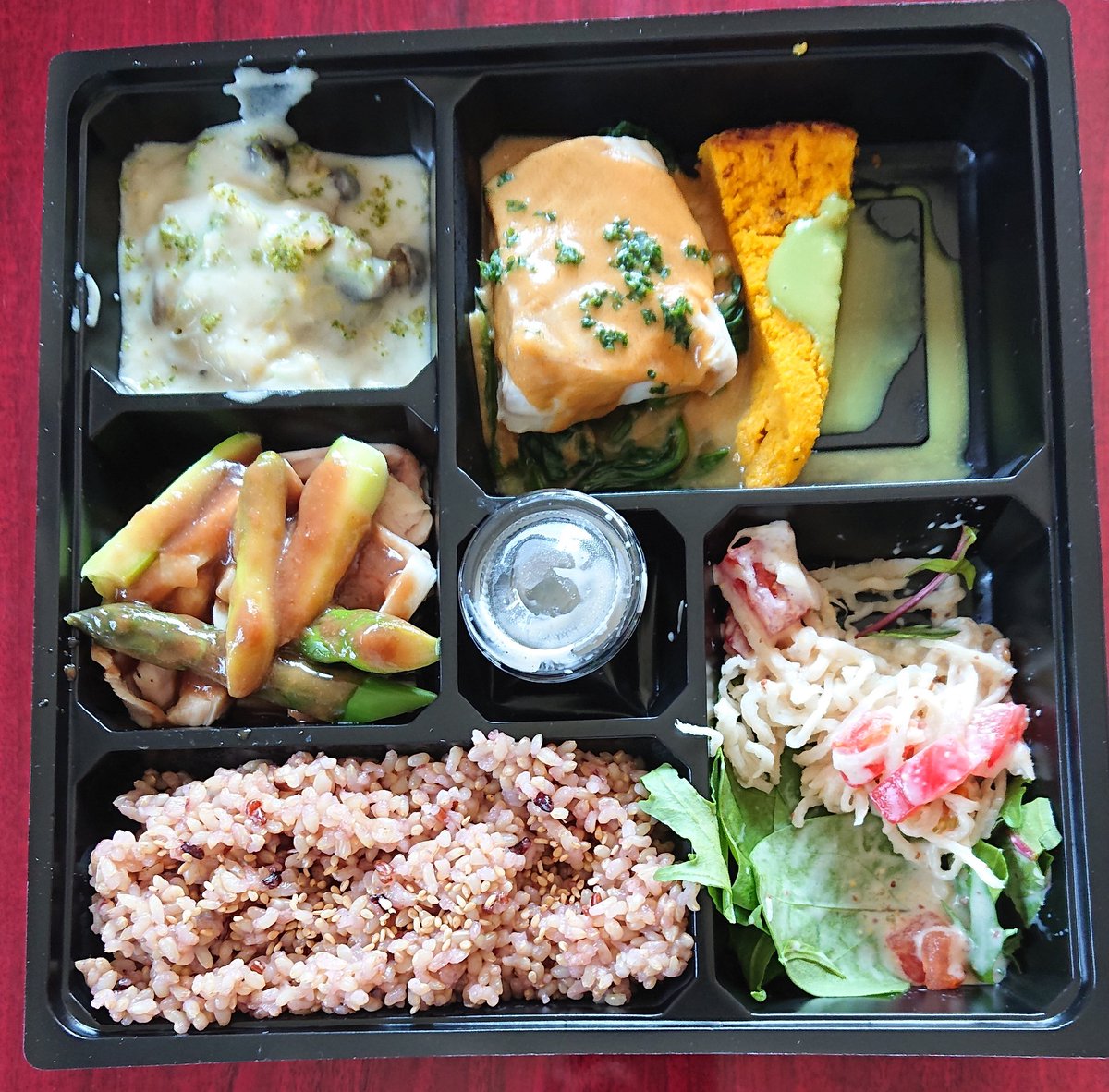 hqr0hWTbvYBF2E9's tweet photo. アオヤマさんの
【30品目バランス弁当】
だよ😋
ヘルシーで美味しくてボリューム満点‼️
是非食べてみてლ(´ڡ`ლ)

スープも付いてたけど撮り忘れましたm(_ _)m https://t.co/YvTZtjeS3y