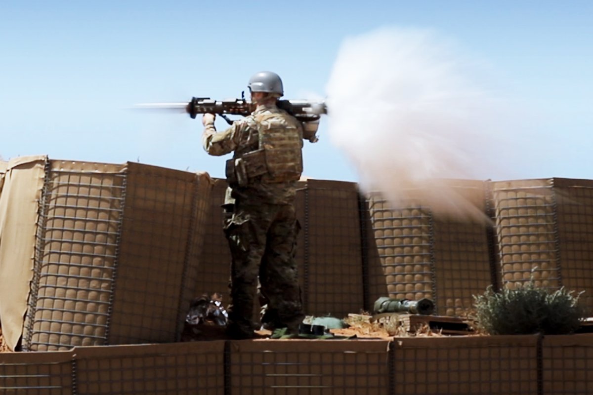 TheDeadDistrict's tweet photo. A Soldier deployed to At-Tanf Garrison, Syria, fires an AT4 anti-tank missile.
April 27, 2020.
#GreenBerets #Syria #AtTanf https://t.co/DkWMowOvoW