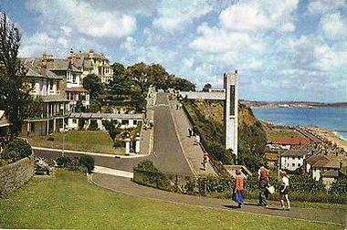 CllrMikeBeston's tweet photo. John Keats was an English poet who died at the age of 25. He stayed on the IOW during 1817-19, residing in 'Eglantine Cottage' in Shanklin. He wrote in a letter to his friend, playwright John Hamilton Reynolds, referring to the area that would later be called Keats Green. #Keats https://t.co/ZZe5nTMDbk