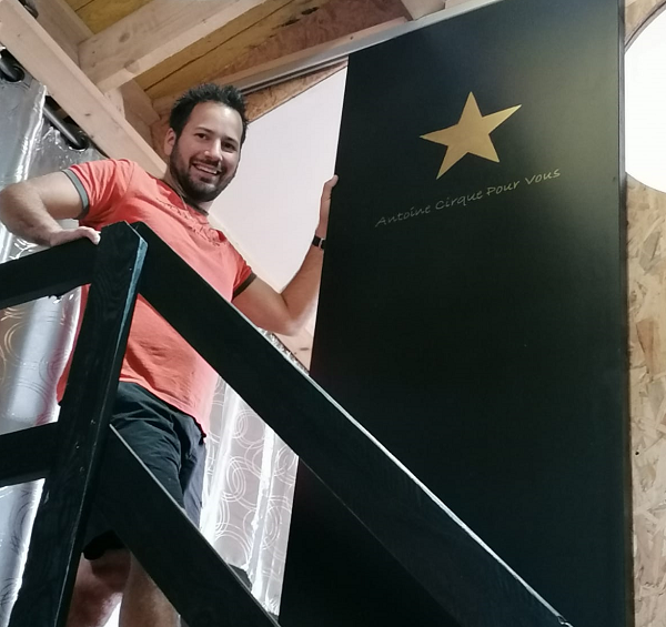 ACirquePourVous's tweet photo. Je ne figure pas (ou pas encore 😁) sur "#HollywoodBoulevard"

En revanche...

Je possède ma propre 'étoile' sur ma porte de bureau où déjà #artistes, #agences, et #journalistes sont déjà venus échanger avec #AntoineCirquePourVous

#création #cirque #backstage #ACPV #Artiste https://t.co/ArqLD3O863