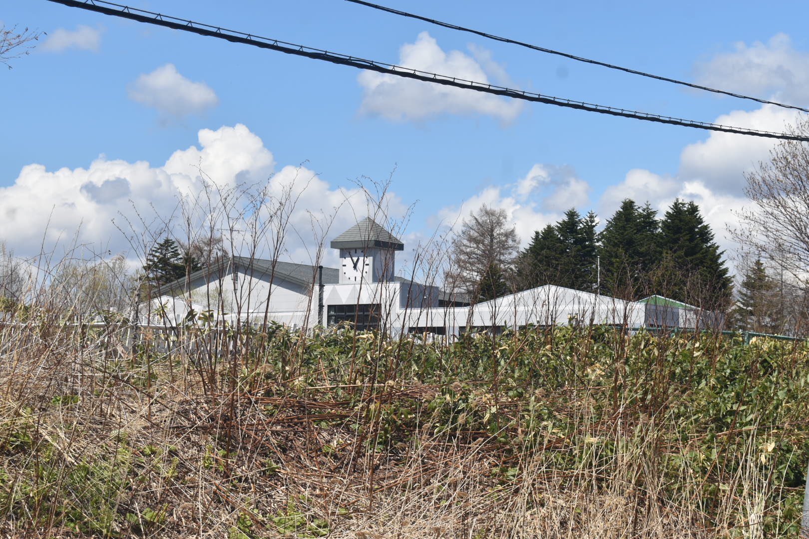 ばふぁろうず 札沼線の本中小屋駅 中小屋駅にある旧中小屋小学校 06年廃校 小ぶりながら新しい校舎が残り むぎのこ フリースクールとして利用されているようですが 人影はありませんでした 看板の 当別町 が旧字体なのが良いですね 廃校 中