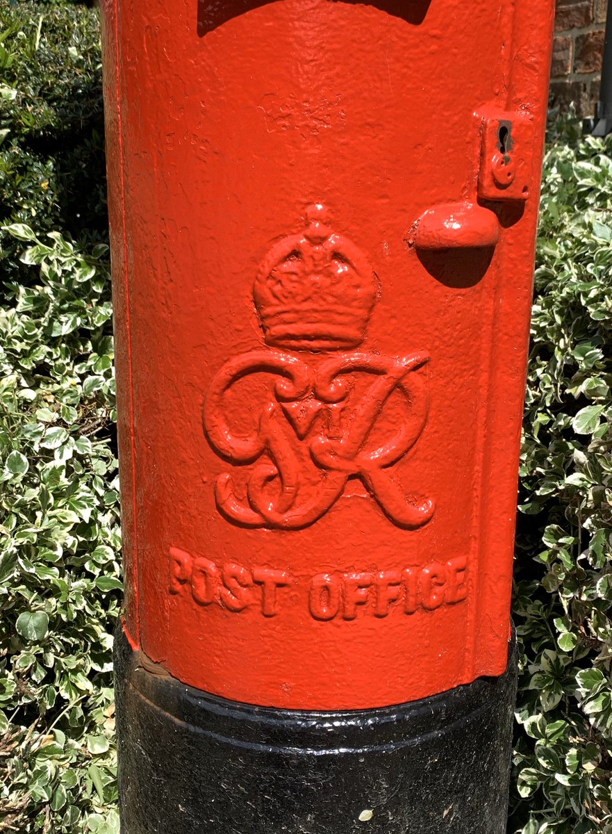 MurrayTeacare's tweet photo. Out for my walk today in #mk and found these two post boxes... the blue one was built into wall in the building next to the pillar box...is the blue one from the Victorian era?? @MyPostBoxes can you help? #lovemk https://t.co/kuW6ZoUa4k