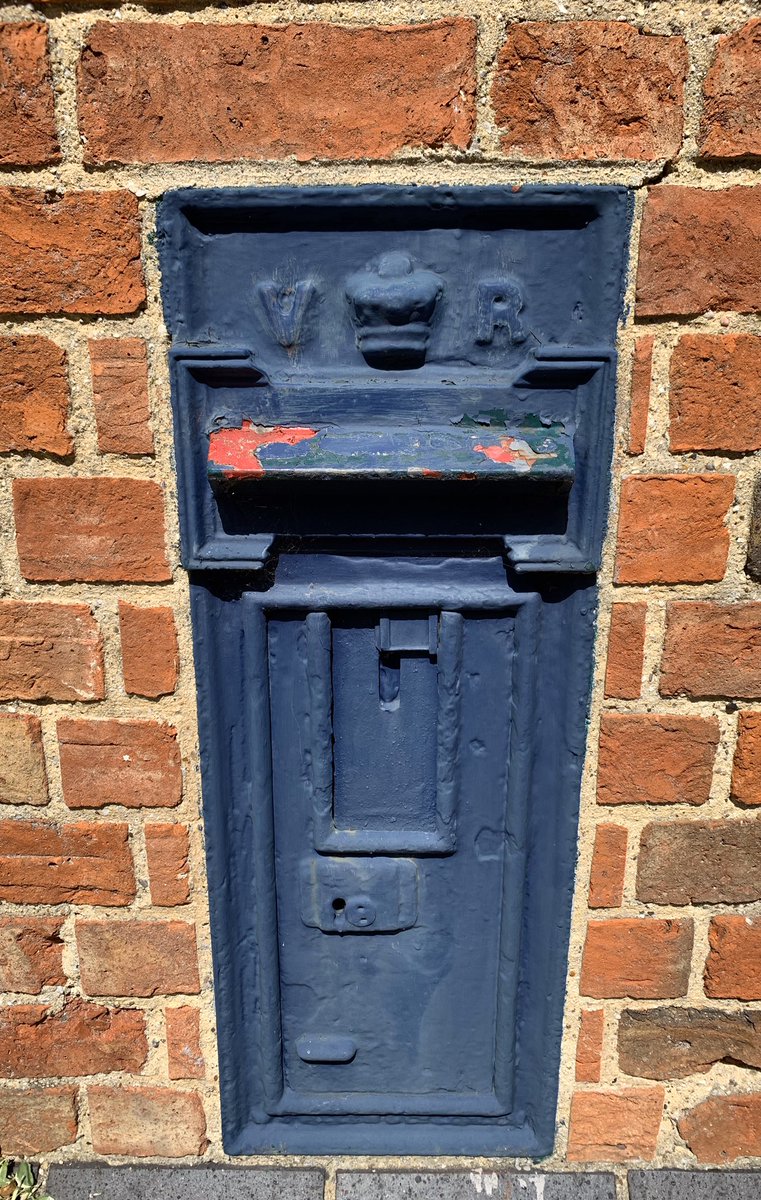 MurrayTeacare's tweet photo. Out for my walk today in #mk and found these two post boxes... the blue one was built into wall in the building next to the pillar box...is the blue one from the Victorian era?? @MyPostBoxes can you help? #lovemk https://t.co/kuW6ZoUa4k