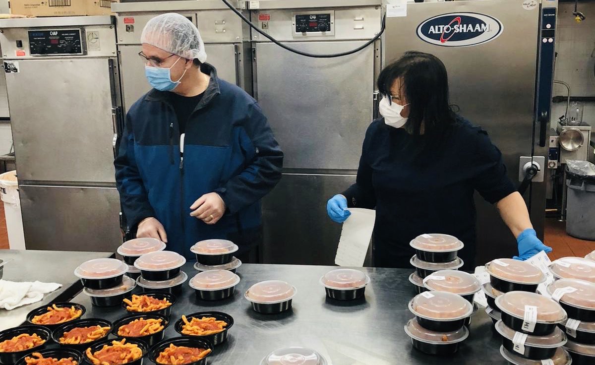 RudyCuzzetto's tweet photo. So proud to join my friend @francestibollo and her @pastaitforward team at the @ChateauLeJardin in #Vaughan to prepare meals for our frontline heroes at the @MSHospital. I’m inspired by their dedication, and their true #OntarioSpirit! #PastaItForward #OntarioTogether #TeamRudy 🍝 https://t.co/zIpcbSFdu1