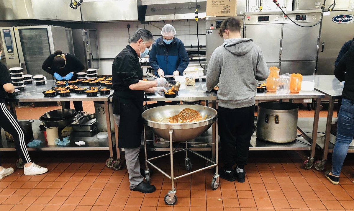 RudyCuzzetto's tweet photo. So proud to join my friend @francestibollo and her @pastaitforward team at the @ChateauLeJardin in #Vaughan to prepare meals for our frontline heroes at the @MSHospital. I’m inspired by their dedication, and their true #OntarioSpirit! #PastaItForward #OntarioTogether #TeamRudy 🍝 https://t.co/zIpcbSFdu1