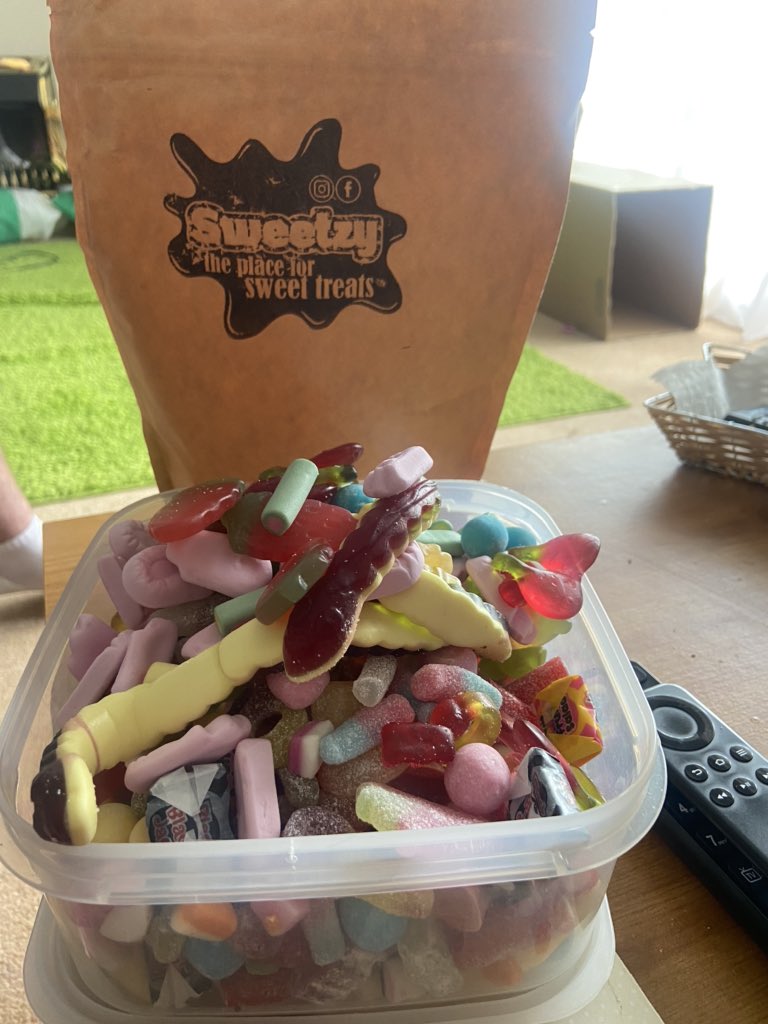 GeorgiaTri1990's tweet photo. Pre birthday delivery Thankyou so much sweetzy 💖 https://t.co/Gqq2tp5Xt6