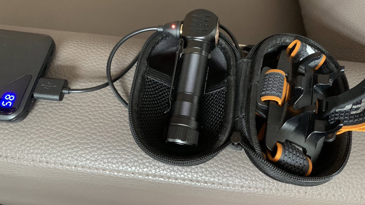 KutilDomaci's tweet photo. Fenix HM61R Amber ... charging. 🔋
Původně jsem myslel, že na nošení v EDC batohu to bude zbytečná zátěž, ale používám ji a dělá mi to radost. 🥰
Minimálně jednou či dvakrát do týdne přijde ke slovu.
#fenix #hm61r @Kronium https://t.co/vJSpPiPehm