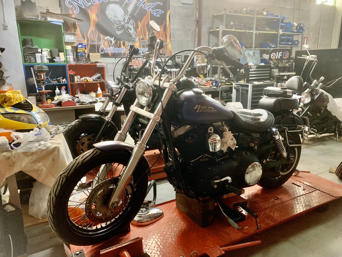 javidffd's tweet photo. Seguimos trabajando para poner a punto tu Harley . #harleydavidson ,#harleypassion ,#dyna ,#dynastyle ,#fatbob ,#streetbobfans ,malavida75,#malaga,#coin,#marbella ,#fuengirola ,#custombike ,#zodiac_spain_portugal_andorra ,#partseurope ,#motorcyclestorehouse ,#customchrome https://t.co/1RlbVjBMt4