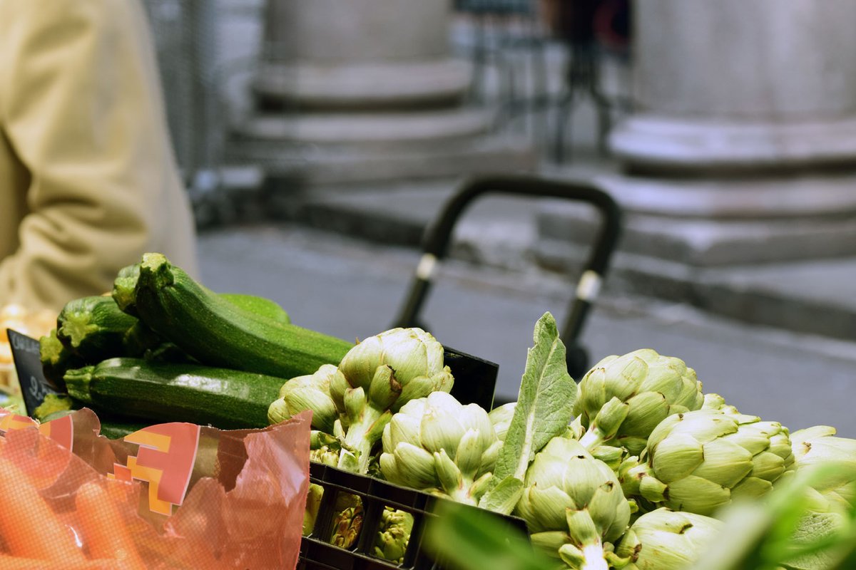 la_boqueria's tweet photo. Per fer una #comprasaludable i eficient en aquest temps de #confinament a la cistella hem de prioritzar #fruita fresca, #verdura de temporada i #llegums. 
A la nevera i rebost hem de tenir espai per a conserves, ous o fruita seca.
👉Més informació https://t.co/VHJYbFPyuU https://t.co/XIEVa6ienk