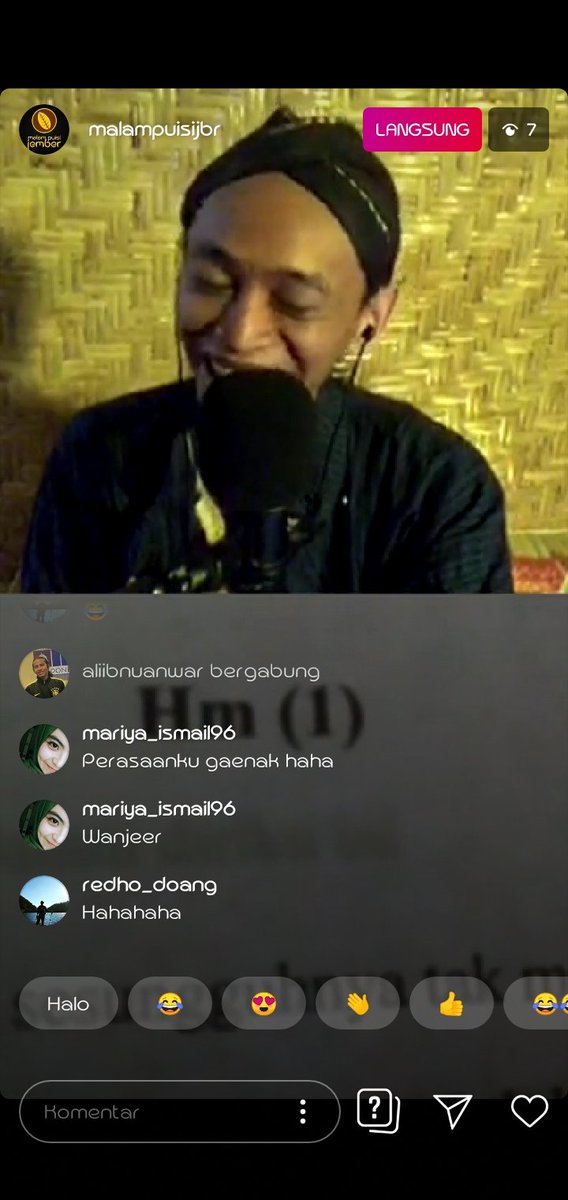 Ada kak <a href="/akarpena/">Masni Metha</a> nih dari <a href="/kotajancuk/">Kota Jancuk</a> bacain puisi berjudul "Hm(1)"