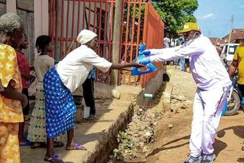 olowerotimi01's tweet photo. https://t.co/OsMA56rVJj 

Engr. Oluremi Commissioner for Works and Transport, State of Osun distributes Food Items as Palliative Measure to feed about 7000 Household in ijesaland. https://t.co/qnXJdrM4pY