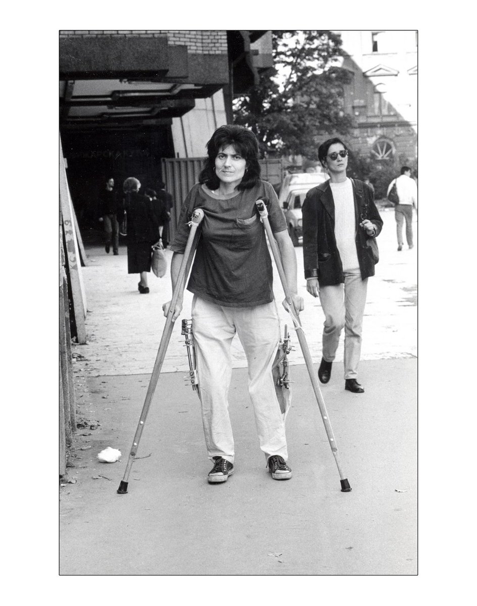 HASIJA JUNIN. Rapid-fire gun shots wounded her in both legs on April 23 rd 1993.A few months later she goes out for the first time,taking advantage of a quiet, sunny morning  @BosnianHistory  @alfarmada  @perezreverte  @ManelvBcn  @jordievole  @galtares  @G_Arriaga  @atorrem  @APampliega