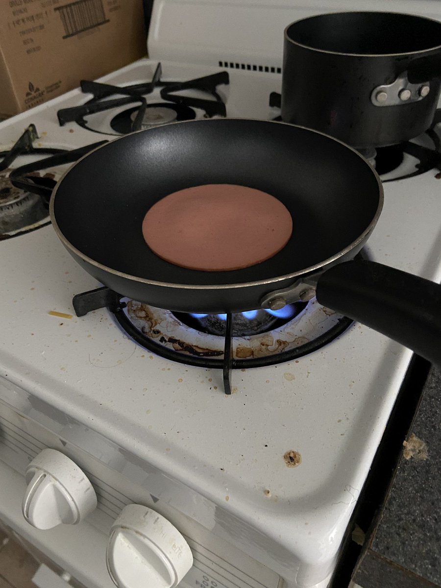 BuffTatsuya's tweet photo. cooking bologna https://t.co/WdM6ZfK9kM