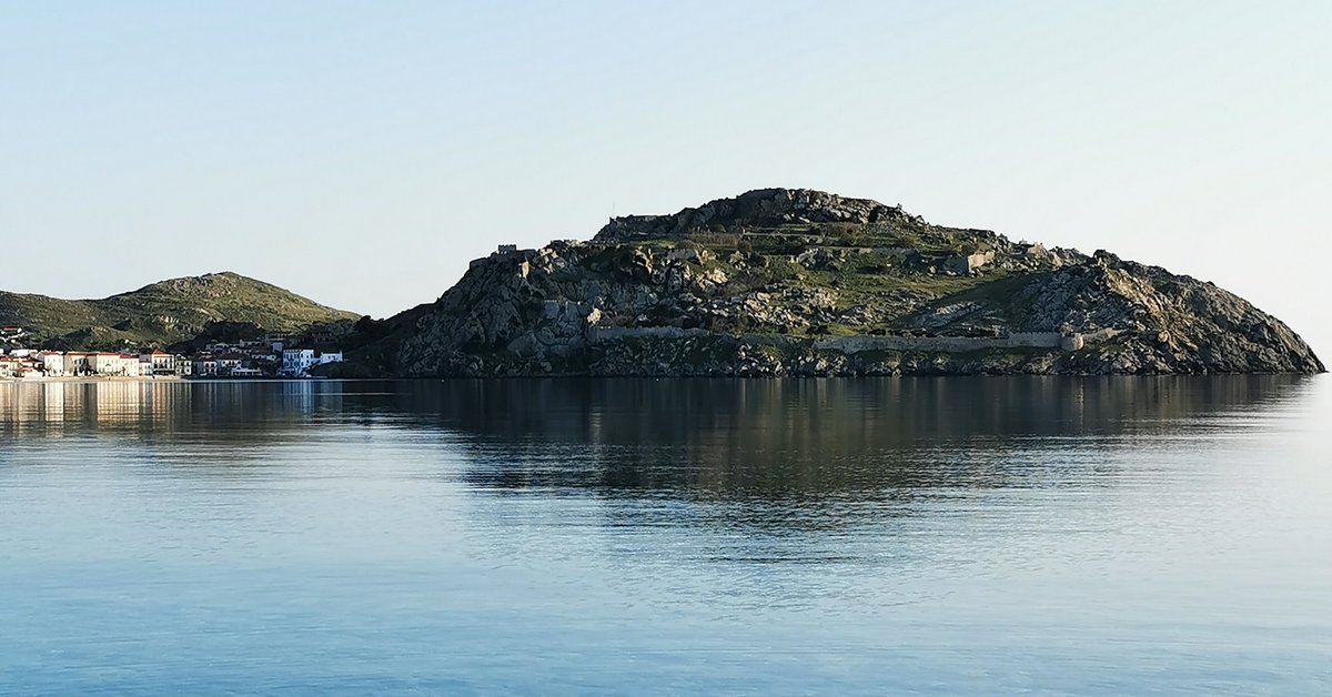 Th_Moly's tweet photo. Mirina castle & Romeikos Gialos from "Elvetica" beach.
#naturephotography
#naturestrikesback
#isolation
#nofilter
#aegeansea
#Aegean
#greeceisbeautiful
#greekislands
#visitGreece https://t.co/Y2nJ36wVwA