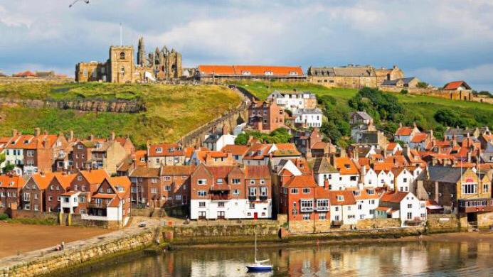 shorelinehols's tweet photo. We love this view over Whitby. All the different shapes and sizes of the rooftops. Do you have a favourite building or cottage in Whitby?
#Whitby #WhitbyCottages #rooftops #seasidecottages #charactercottages #redtiles #architecture #quirkycottages https://t.co/d0lcrm9Dvb