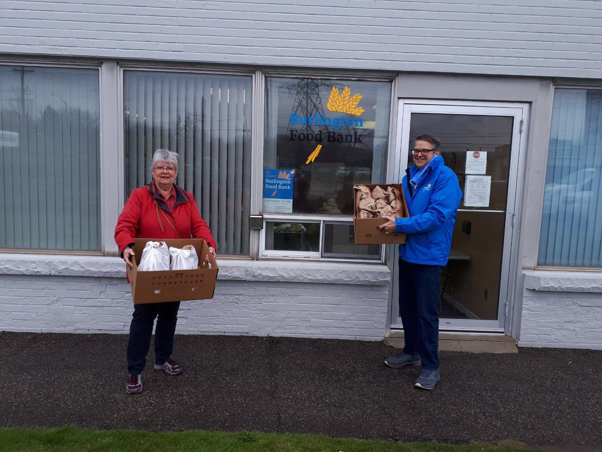 On Thursday morning our Community Service Director Nancy Sumaruk and President Elaine Matthew dropped off 6 dozen JC bagels to the <a href="/BurlFoodBank/">Burlington Food Bank</a> 

#RotaryResponds #BurlOn #District7080 #RotaryClubofBurl #PeopleOfAction #Community